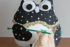 N° 43 : Cale-porte "Hibou tricoteuse noire"